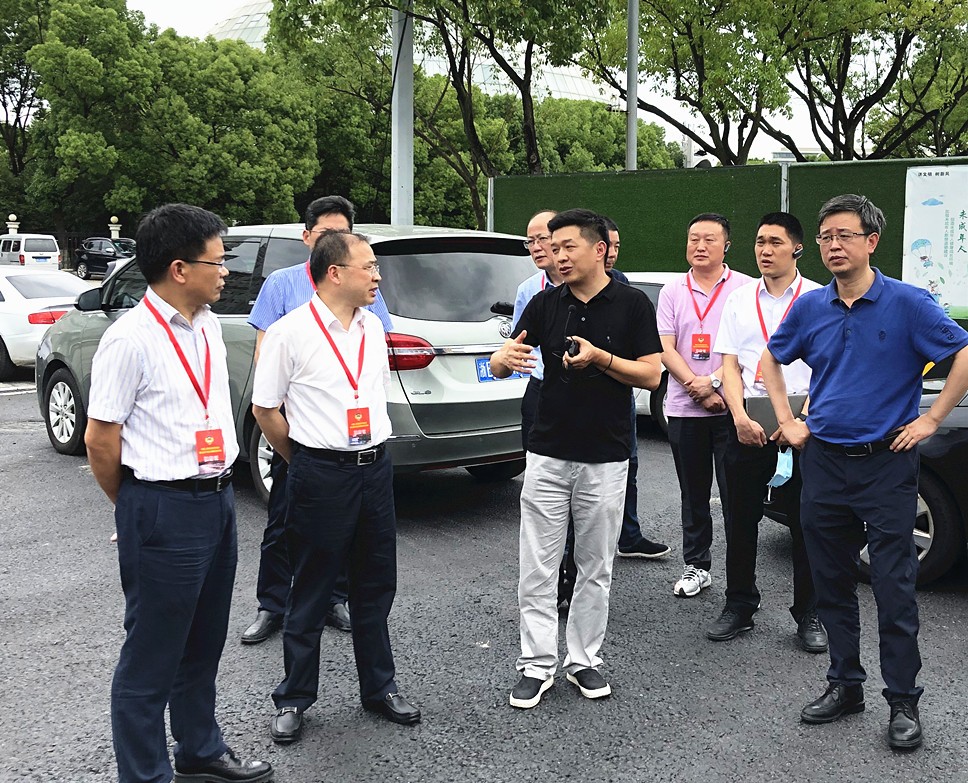 新闻稿—区政协主席毕东华一行视察鄞县大道项目_副本.jpg