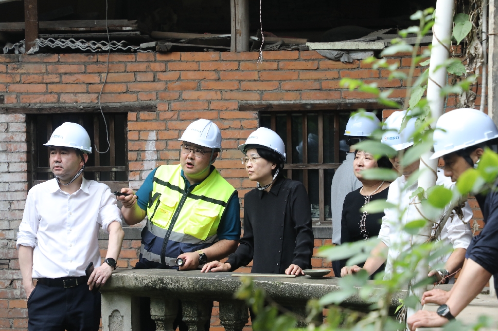 5月21日，区领导调研秀水街历史文化街区保护焕新项目进展_副本.jpg