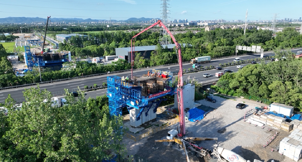 7月2日，228国道海曙段工程项目跨杭甬高速悬浇梁0号块成功浇筑_副本.jpg